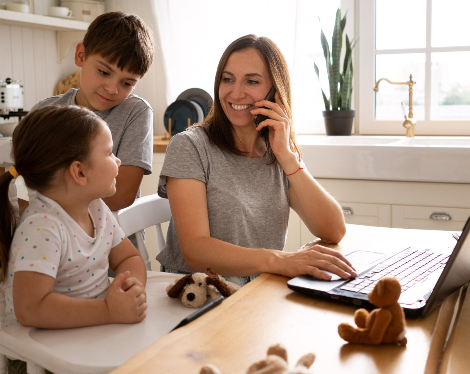 Madre che insieme ai figli scrive una mail di informazioni